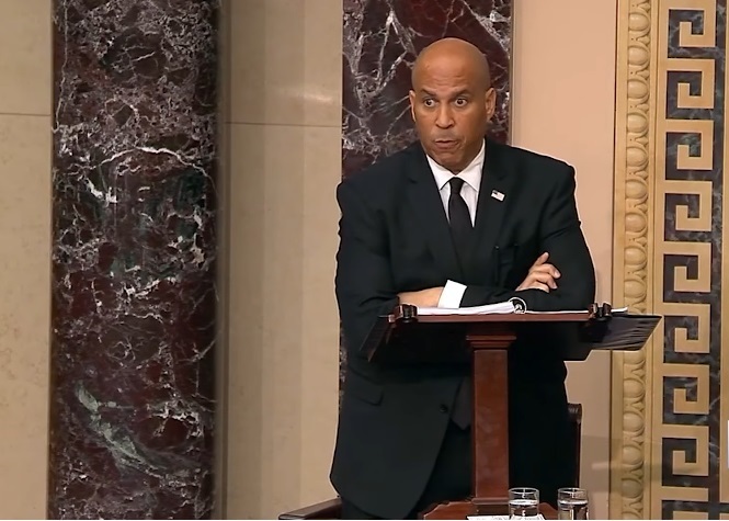 `` Ce ne sont pas des moments normaux '': Cory Booker bat le record du plus long discours du Sénat, frappe Trump