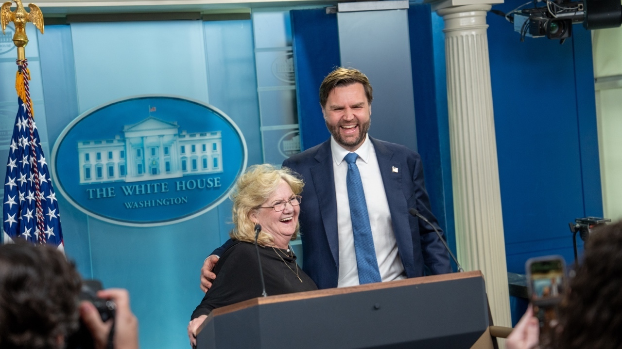 JD Vance célèbre la sobriété de 10 ans de la mère à la Maison Blanche: «Vous avez fait ça»