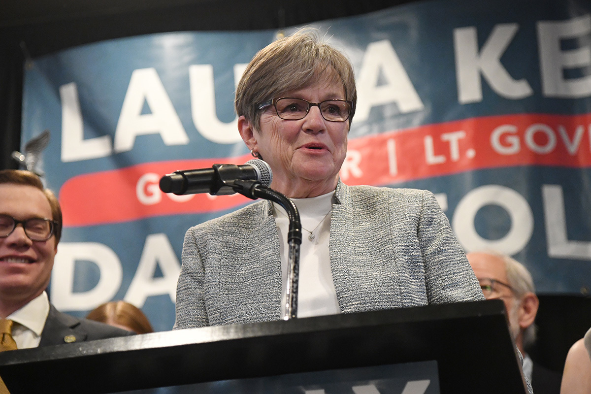 Kan. Le gouverneur Laura Kelly vet aux opinions du projet de loi pour protéger les familles d'accueil potentielles contre la discrimination religieuse