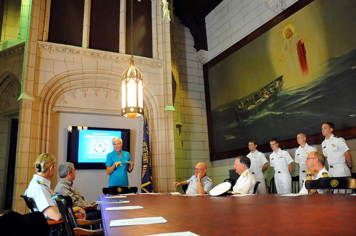 Les aspirants en éclate lorsque Duffy exige que la peinture de Jésus soit restaurée à Merchant Marine Academy: "Allons-le!"