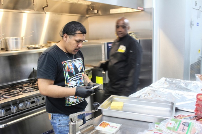 Un étudiant aide à préparer le déjeuner à ses colocataires au Brooklyn Adult & Teen Challenge à Brooklyn, NY le vendredi 4 avril 2025.