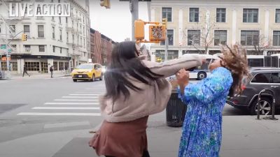 Brianna J. Rivers (L) frappe l'avocat pro-vie Savannah Craven Antao (R) lors d'une interview filmée pour l'action en direct à Harlem, New York, le 3 avril 2025.