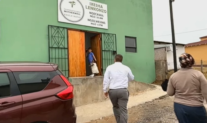 Le missionnaire du Tennessee, Josh Sullivan, 34 ans, marche devant son église à Motherwell, en Afrique du Sud en février 2025.