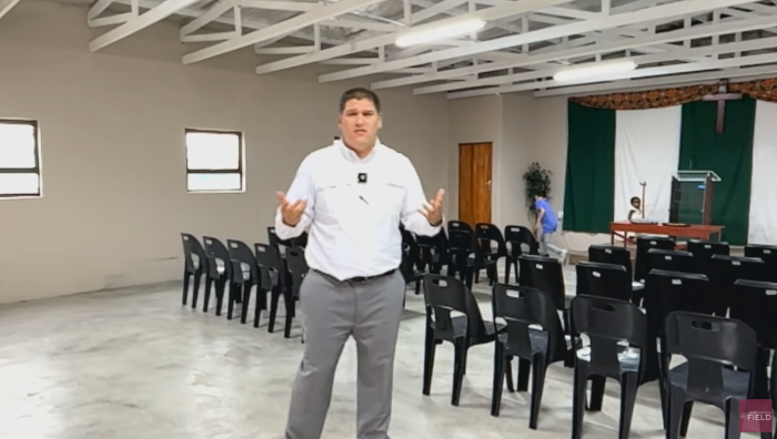 Le missionnaire kidnappé du Tennessee, Josh Sullivan, 34 ans, fait une visite de son église à Motherwell, en Afrique du Sud en février 2025. 