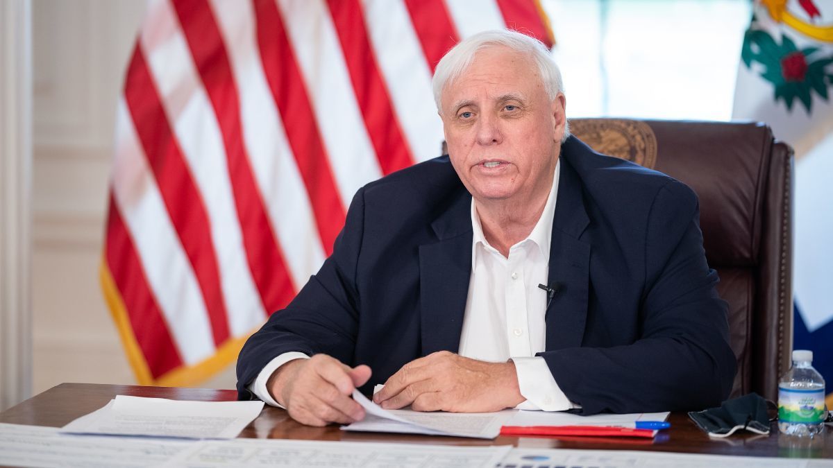 Le gouverneur de Virginie-Occidentale Jim Justice signe la Déclaration des droits des parents