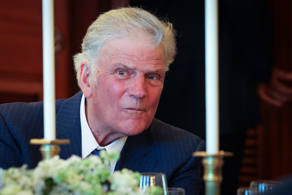 Les membres du personnel de la Maison Blanche se lèvent pour «Amazing Grace» après que Franklin Graham met en garde contre le rejet de l'évangile