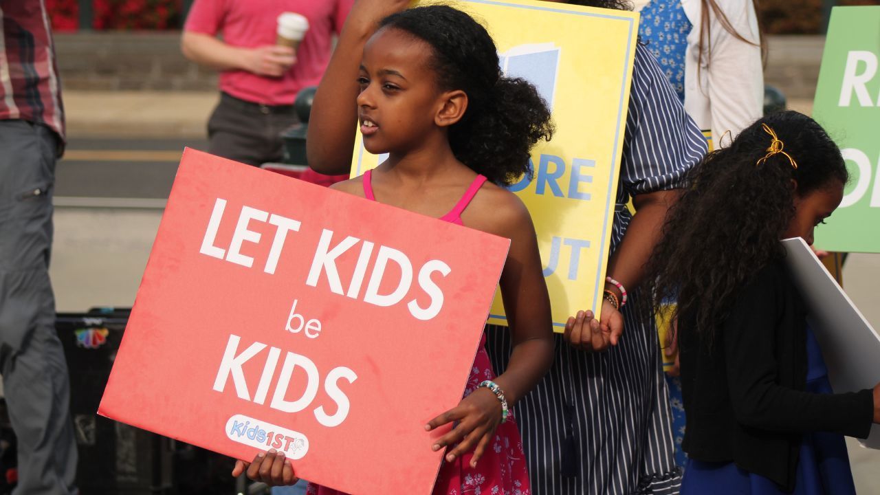 Les parents musulmans et chrétiens disent que le district scolaire a poussé les livres LGBT `` Down Our Gorges ''