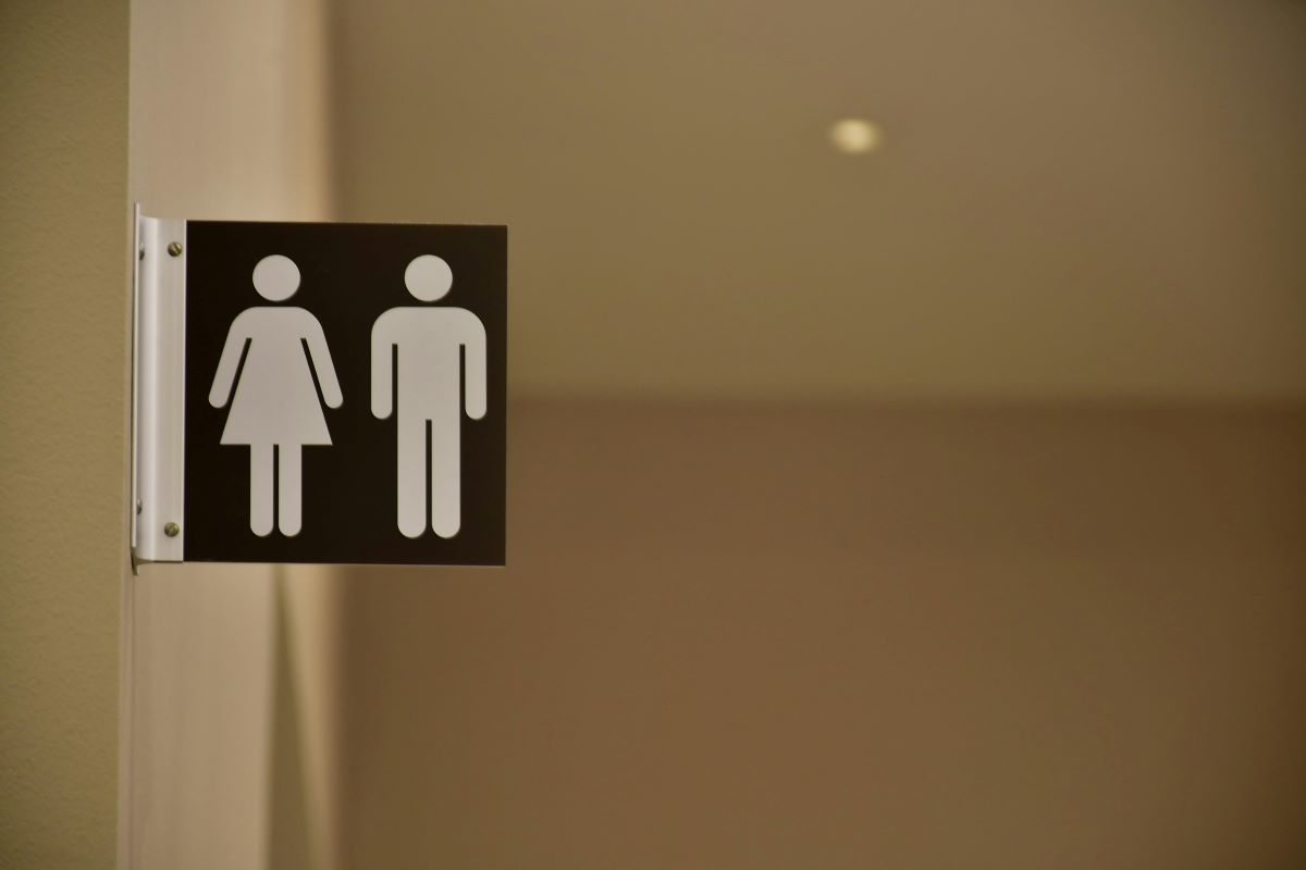 Les côtés du tribunal avec les parents, dit que les écoles écossaises ne peuvent pas avoir toutes les salles de bains non sexistes