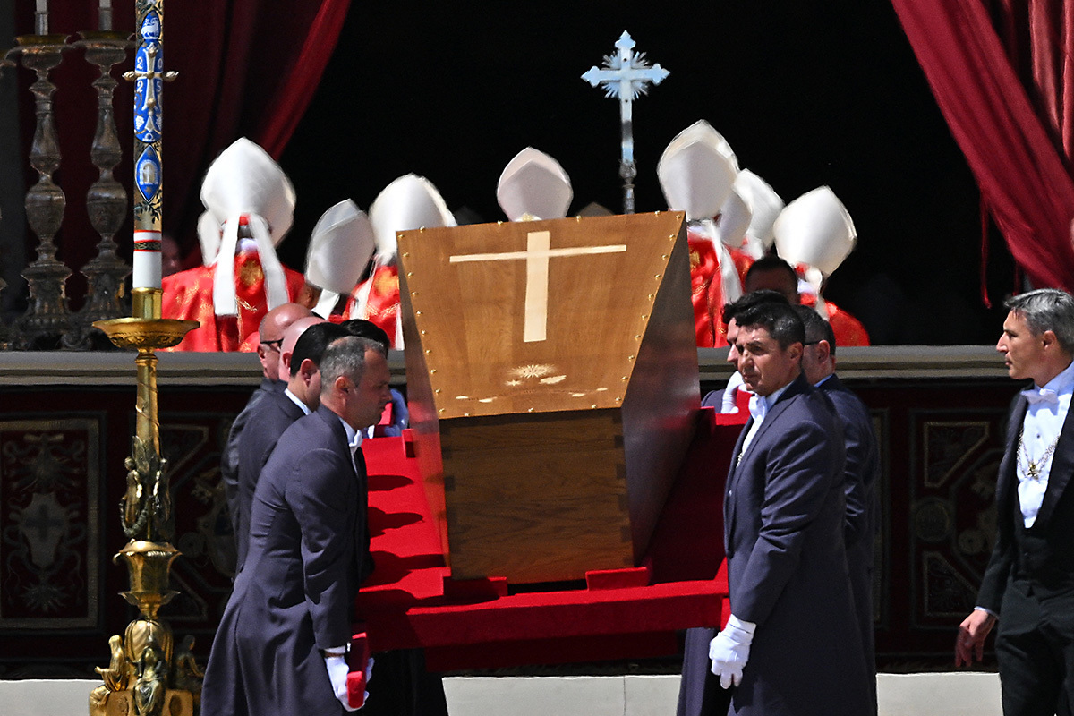 L'État islamique affirme que l'enterrement du pape est un «outil de marketing dans la guerre théologique» car il gagne une force renouvelée