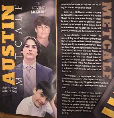 La couverture du programme partagée au service commémoratif pour Austin Metcalf le 12 avril 2025, à Frisco, au Texas.