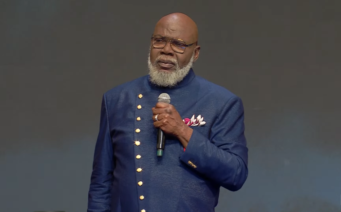 L'évêque TD Jakes annonce lors d'un service du dimanche le 27 avril 2025, qu'il remettait les rênes de la maison de la maison de Potter à Dallas, au Texas, à sa fille, Sarah Jakes Roberts, et son gendre Touré Roberts.