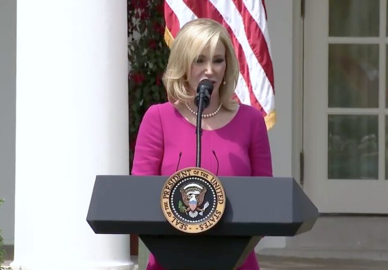 L'Évangile de la prospérité de Paula White-Cain tord les Écritures à but lucratif