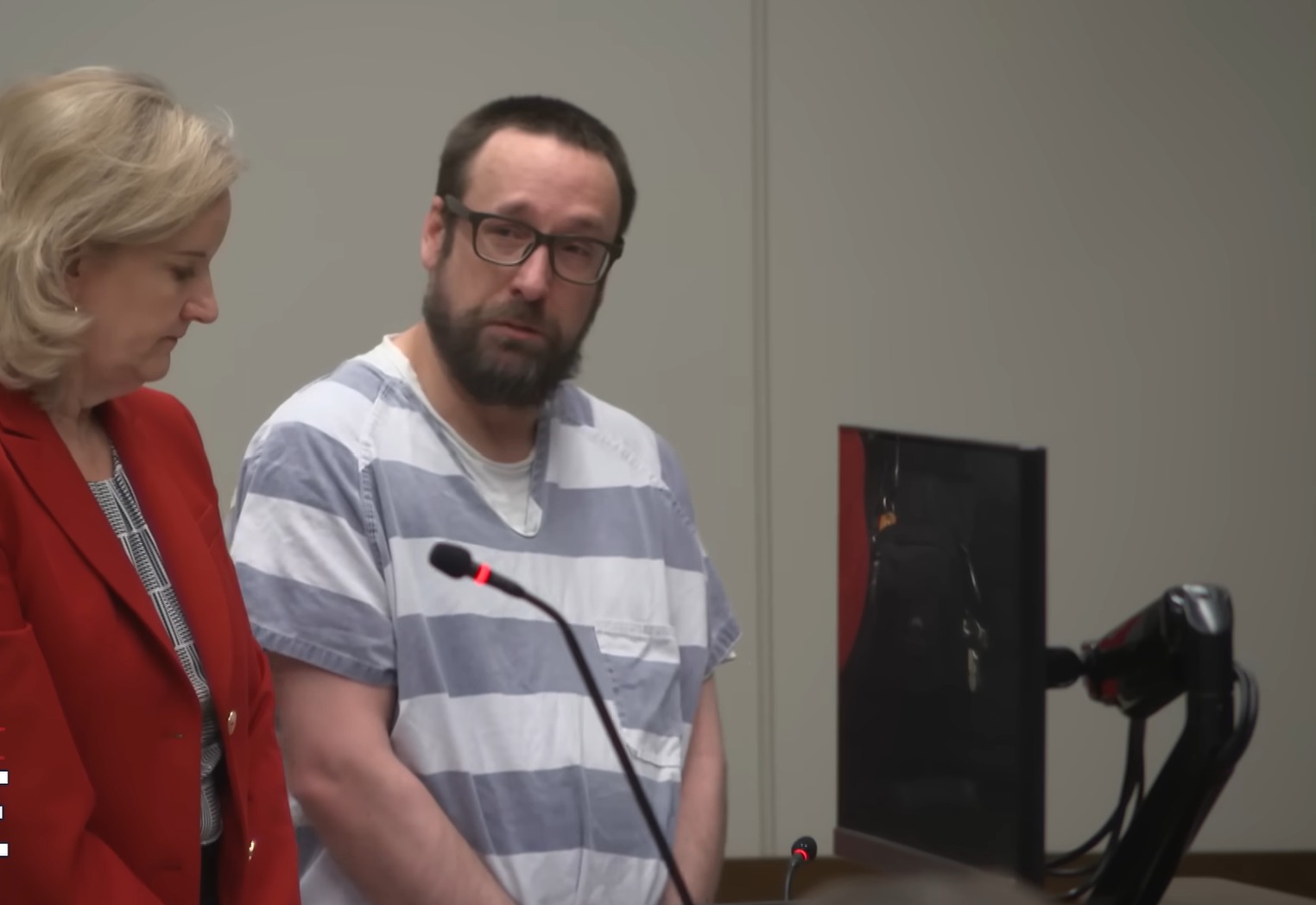 Le pasteur qui a tenté de tuer sa famille pleure, lit le Psaume 51 devant le tribunal; espère récupérer comme David