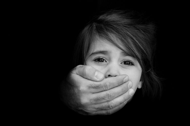 «  Le plus brutal jamais vu '': 8 inculpés dans une bague de pornographie enfantine int'l vendant plus de 1 m de vidéos, des photos d'agressions sexuelles violentes