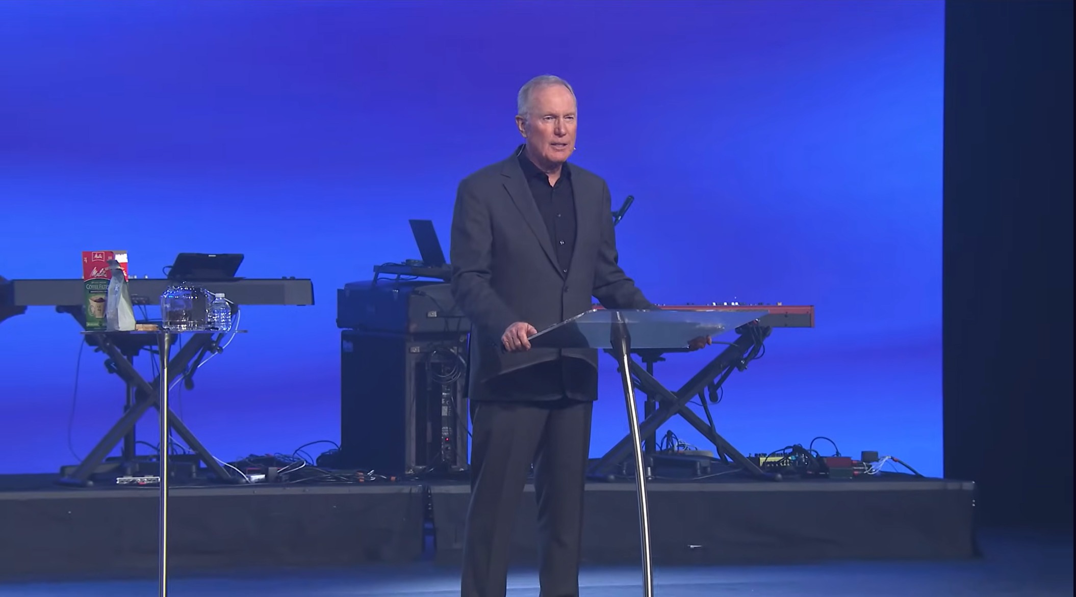 Max Lucado se fait tatouer à 70 pour commémorer «l'anniversaire d'or de la grande grâce de Dieu»