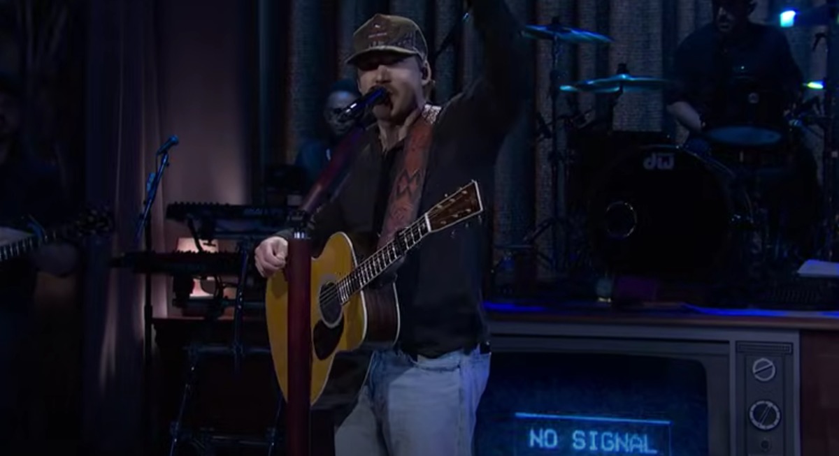 Morgan Wallen donne de la gloire à Dieu dans la performance de SNL: «Louez le Seigneur et va vols!