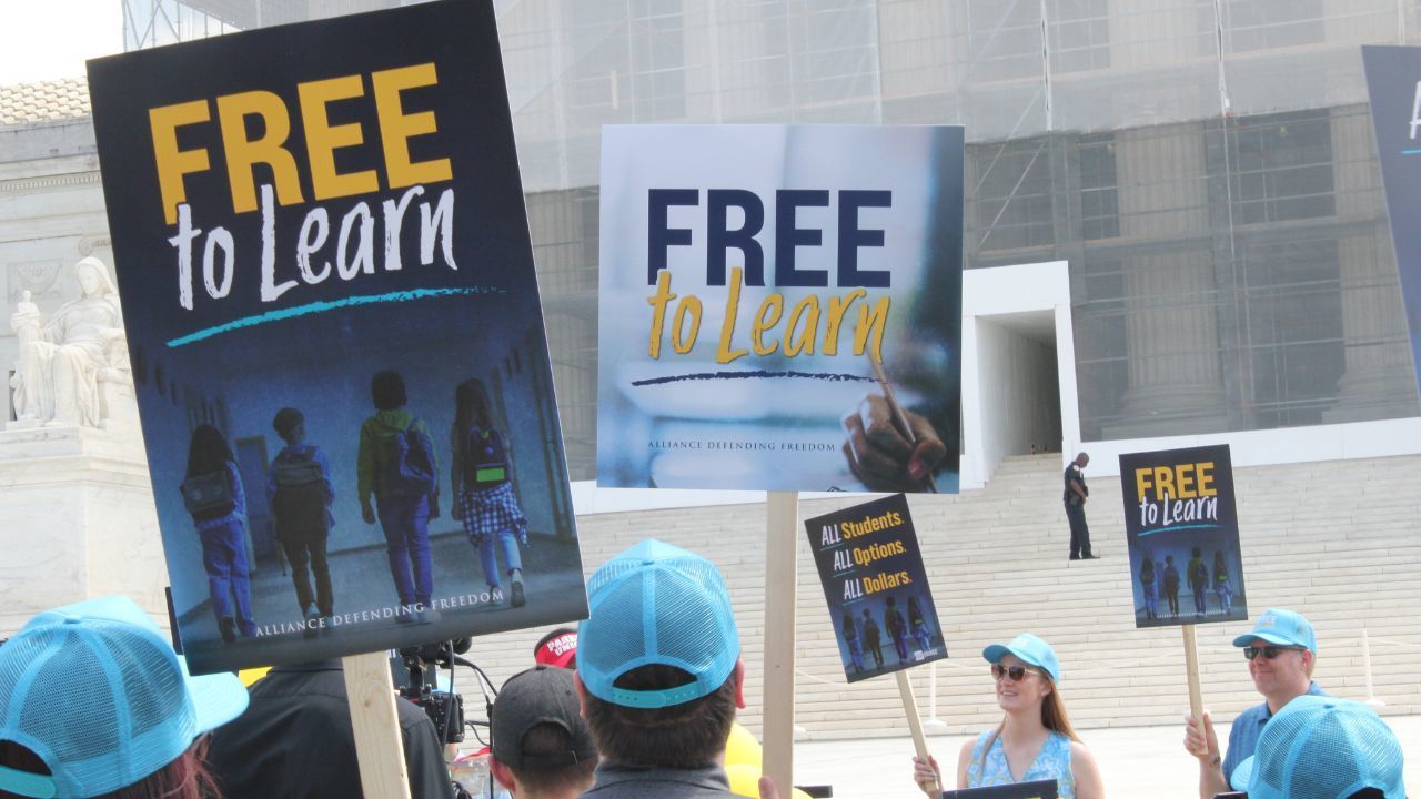 Moms, School Choice défend le rallye à l'appui de la catholique Charter School à la Cour suprême