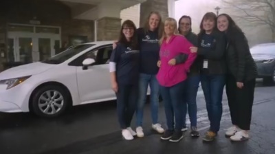Sherri Hughes (sweat-shirt rose), résident de Caroline du Nord) avec des bénévoles avec Samaritan's Purse, après avoir reçu une nouvelle voiture à la suite de l'ouragan Helene. 