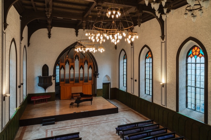 L'intérieur de l'Église du Sauveur, une église luthérienne du XIXe siècle qui accueille aujourd'hui des congrégations protestantes assorties.