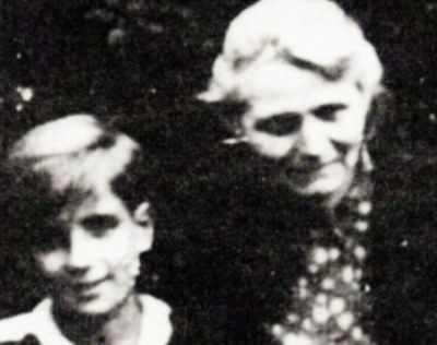 Le survivant de l'Holocauste, Jochen «Jack» Wurfl (L) et Irma Franzen-Heinrichsdorff (R), qui s'est occupé du garçon juif et de son frère pendant la Seconde Guerre mondiale.