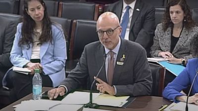 L'ancien membre du Congrès démocrate de Florida Ted Deutch, directeur général du Comité juif américain, témoigne lors d'une audience organisée par la Commission bipartite des droits de l'homme Tom Lantos de la Chambre des représentants le 20 mai 2025. L'audience s'est concentrée sur la question de l'antisémitisme dans le monde entier et comment le combattre. 