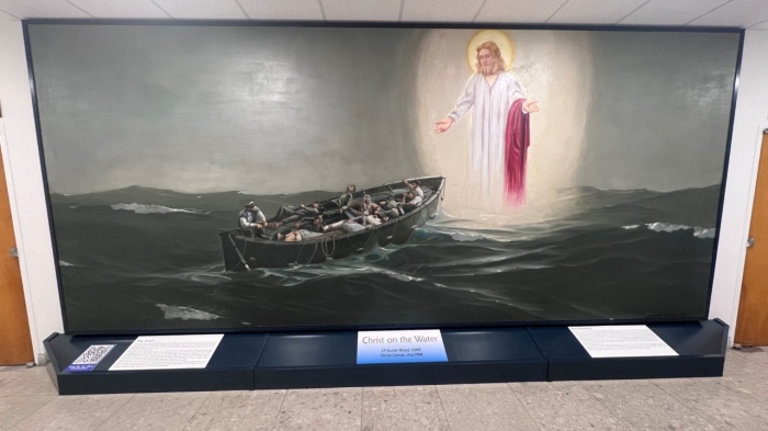 La peinture de 1944 «Christ on the Water» par Hunter A. Wood exposé au sous-sol de la chapelle de l'US Merchant Marine Academy à Kings Point, New York.