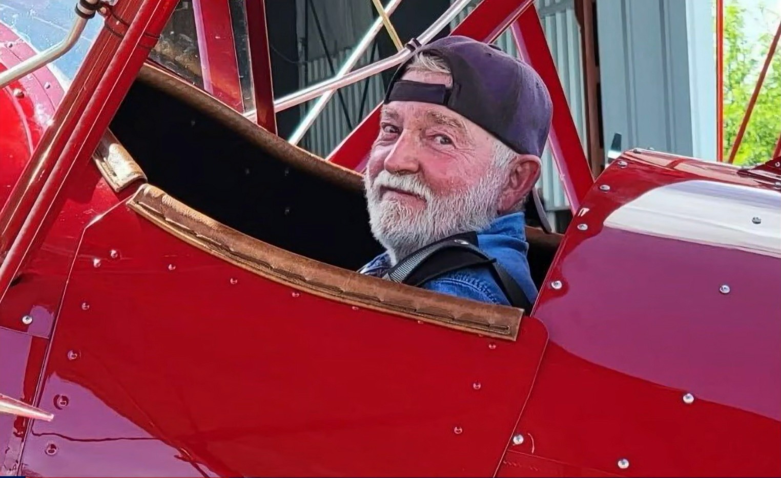 Le pasteur de New River William Schonmann a trouvé mort au lit avec des mains épinglées au mur, disent des sources