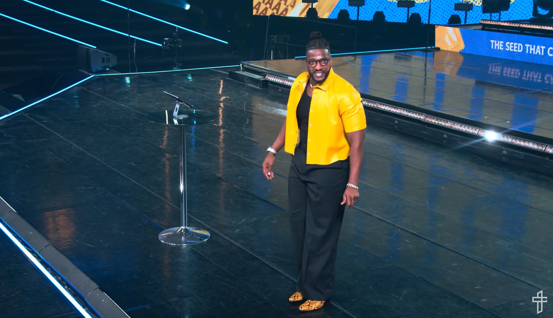 Le pasteur de l'église de la transformation Michael Todd obtient des contrecoups pour avoir porté une tenue «féminine»