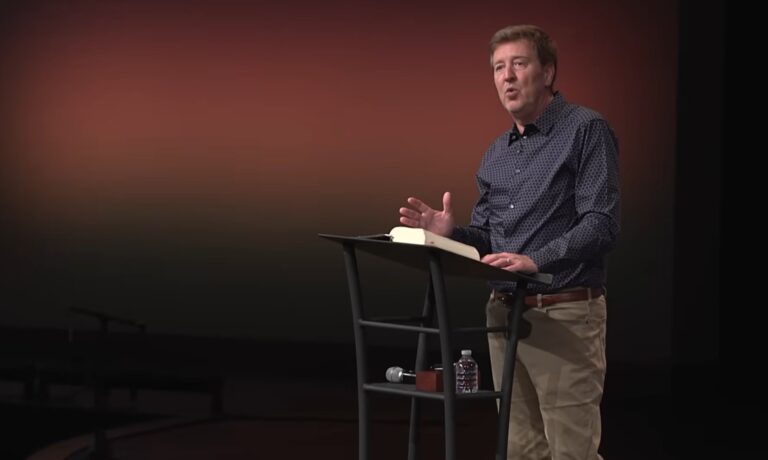 Megachurch soutient les étudiants masculins qui ont fait l'objet d'une enquête pour se plaindre de la femme dans les vestiaires