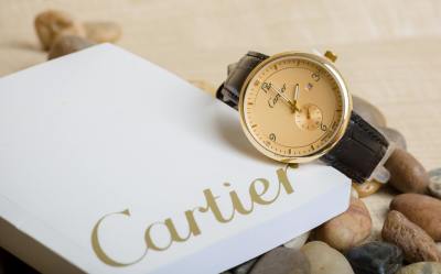 Une montre de la marque de luxe Cartier.