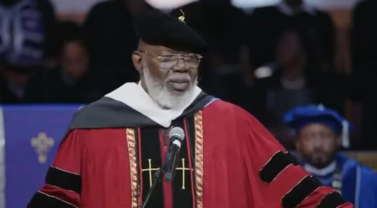 TD Jakes prévient les diplômés des collèges sur l'IA, disant qu'il est impossible de se préparer à « quelle est la prochaine ''