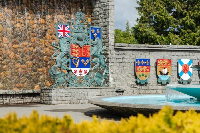 Les armoiries royales du Canada au Confederation Garden Park à Victoria, en Colombie-Britannique.