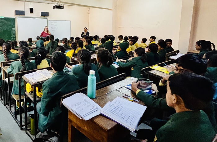 Les étudiants se sont assis dans leur bureau à la Good Samaritan School de New Delhi, en Inde.