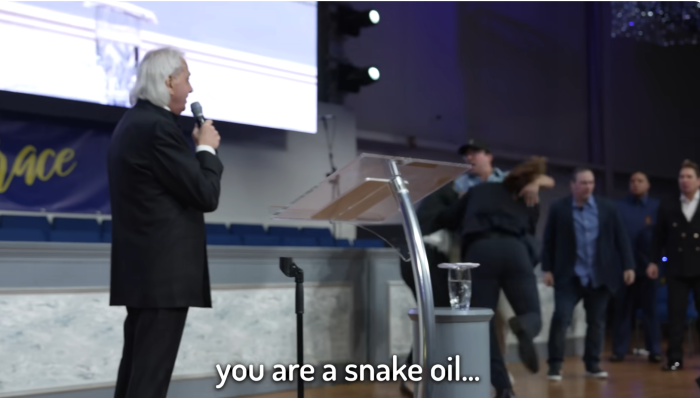 Le télévangéliste Benny Hinn est confronté à YouTuber Tyler Oliveira.