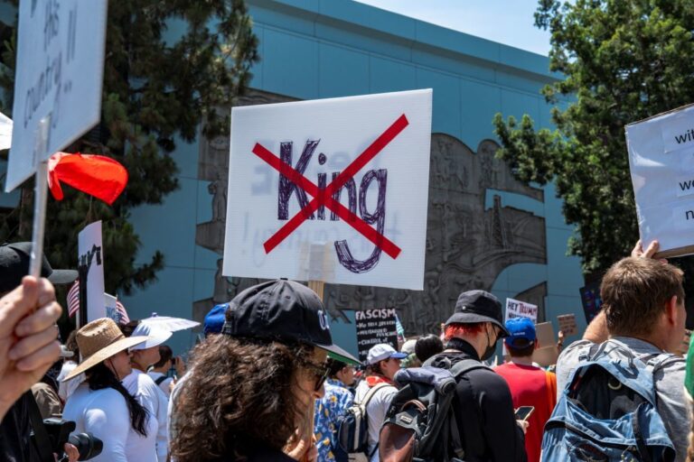 3 villes où les agitateurs ont attaqué la police lors des manifestations de « pas de rois '' le jour de l'anniversaire de Trump