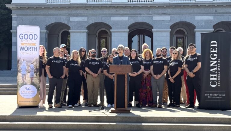 Les anciens chrétiens de LGBT se réunissent au Californie State Capitol pour protester contre le gouvernement de la censure, offrent de l'espoir