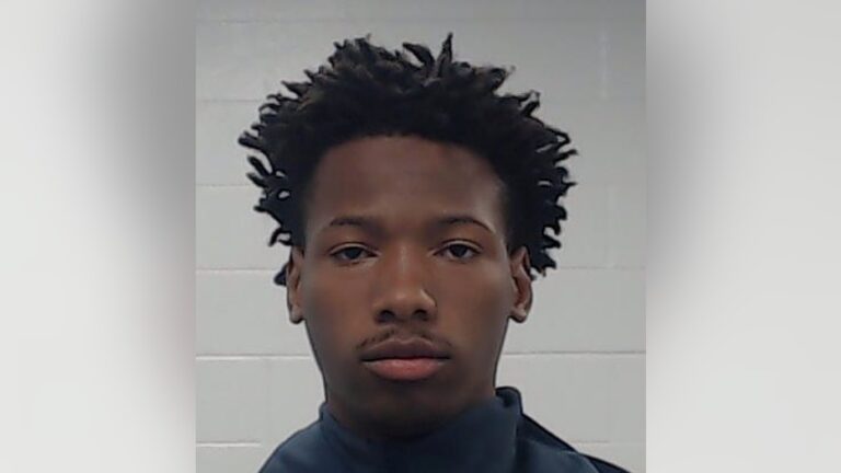 Karmelo Anthony a été inculpé pour meurtre dans la mort de la star du football du Texas High School Austin Metcalf