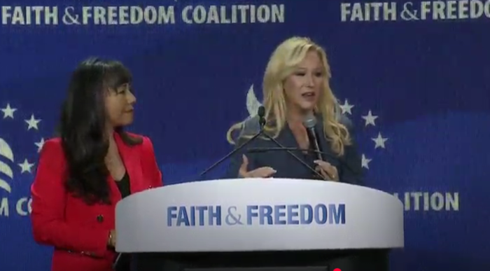 Le révérend Paula White-Cain, à droite, conseiller spirituel du président Donald Trump qui dirige le bureau de foi de la Maison Blanche, parle à la conférence Road to Majority de la Faith & Freedom Coalition de la Faith & Freedom Coalition à Washington, DC, le 27 juin 2025. Jennifer Korn, directrice du bureau de la foi de la maison blanche, examine.