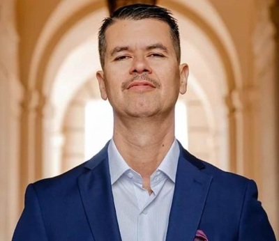 Brian Warth, fondatrice et pasteur principal de Chapel of Change Christian Fellowship, une église multiiste basée en Californie.