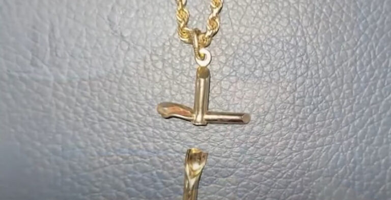 « Dieu est définitivement réel '': l'homme attribue un collier croisé de le protéger de la blessure par balle mortelle