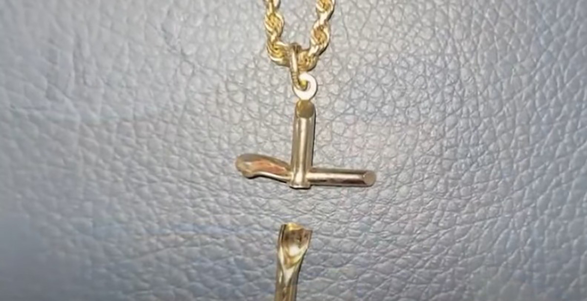 `` Dieu est définitivement réel '': l'homme attribue un collier croisé de le protéger de la blessure par balle mortelle