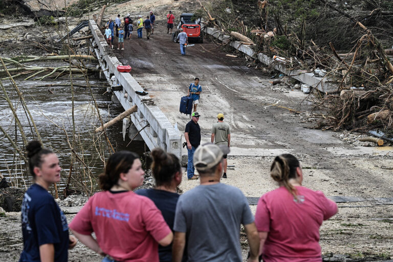 « Tragédie inimaginable '': 27 filles, les conseillers ont confirmé mort au Texas Christian Camp Mystic Hit par des inondations