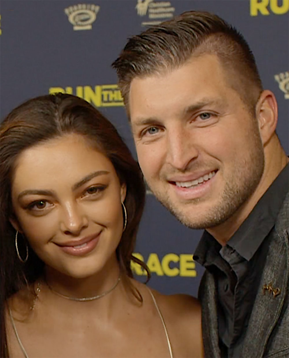 Tim et Demi-Leigh Tebow annoncent la naissance de First Child, révéler le nom: `` Royale comme sa princesse ''