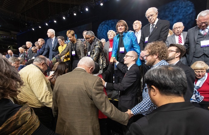 Cette semaine dans l'histoire chrétienne: d'abord élu évêque de l'UMC ouvertement gay, le prêtre a capturé pour la haute trahison