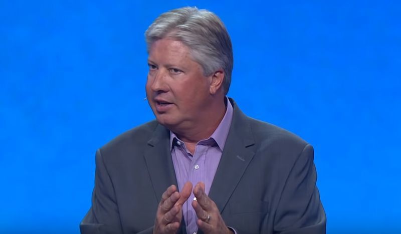 Robert Morris veut que l'arbitrage chrétien régime le différend avec l'église de Gateway