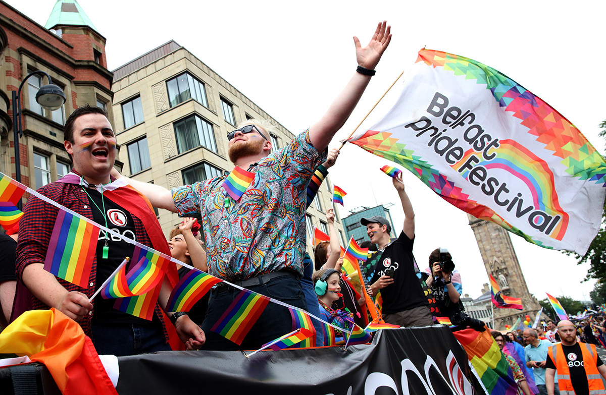 Mock Jésus couronné d'épines à Belfast Pride Parade invite l'indignation: `` fatigué de ce non-sens ''