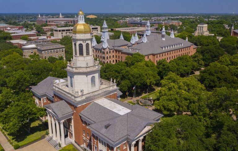 Baylor cite le code d'éthique sexuelle pour retourner 643 000 $ de subvention LGBTQ +; Le groupe libéral appelle l'inversion «effrayant»