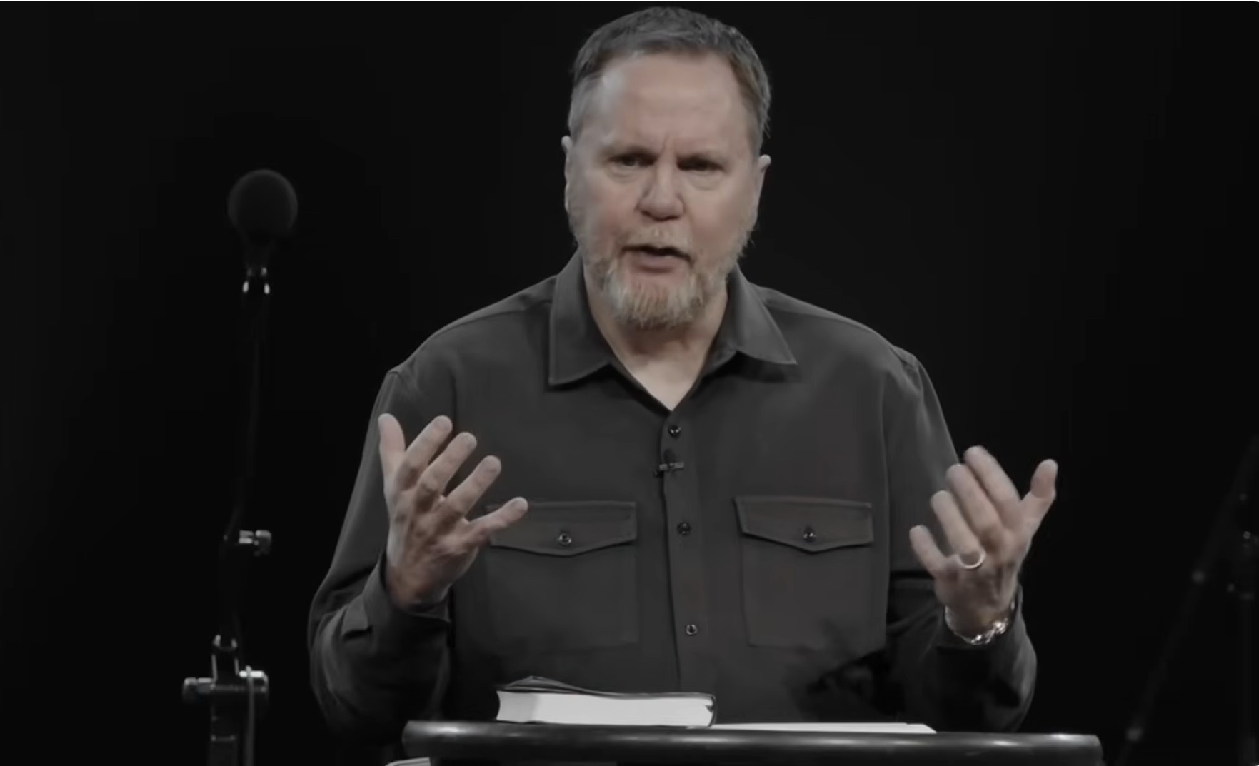 Certains membres de l'église de New Life protestent contre la démission de Brady Boyd