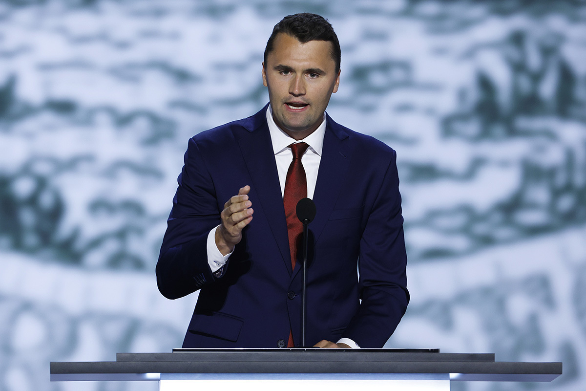 Charlie Kirk salue le renouvellement des jeunes hommes pour assister à l'église: `` c'est beau ''