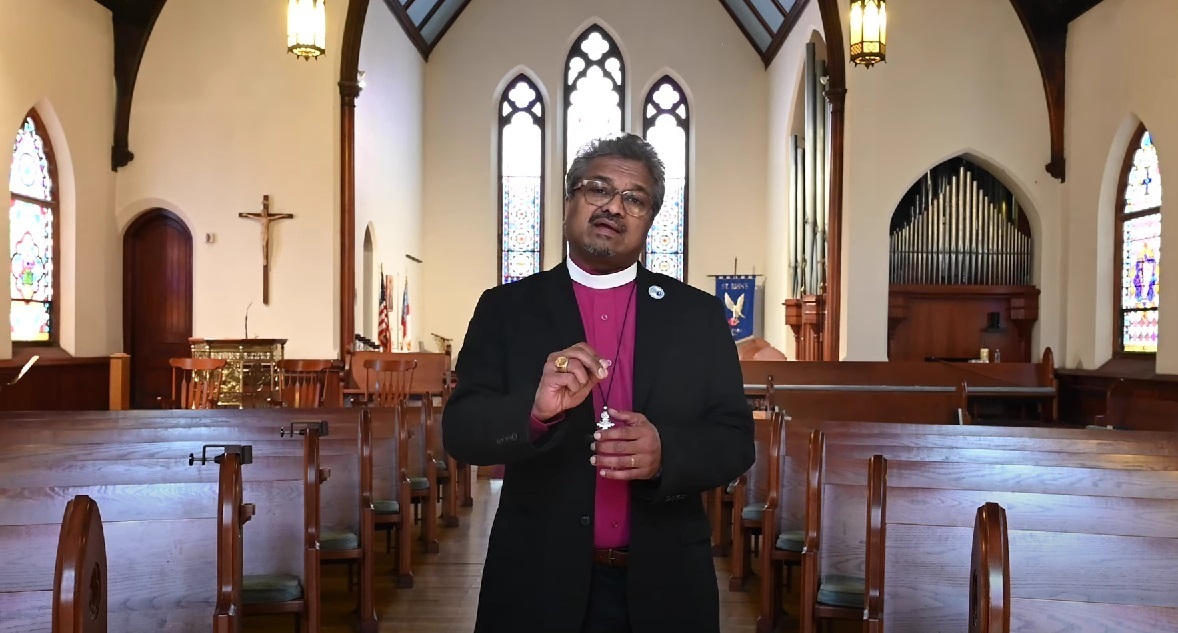 Eglise épiscopale, chef de l'église, la famille de l'évêque suspendu pour les réclamations d'abus, parvient à un accord sur le processus disciplinaire